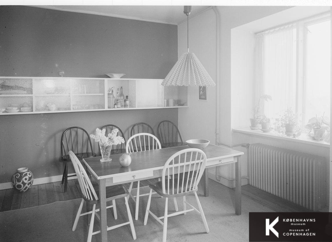 Moderne spisestue, lyst med lette møbler.