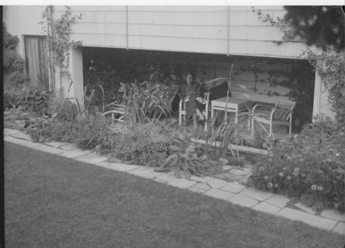 Overdækket terrasse gemt under huset.