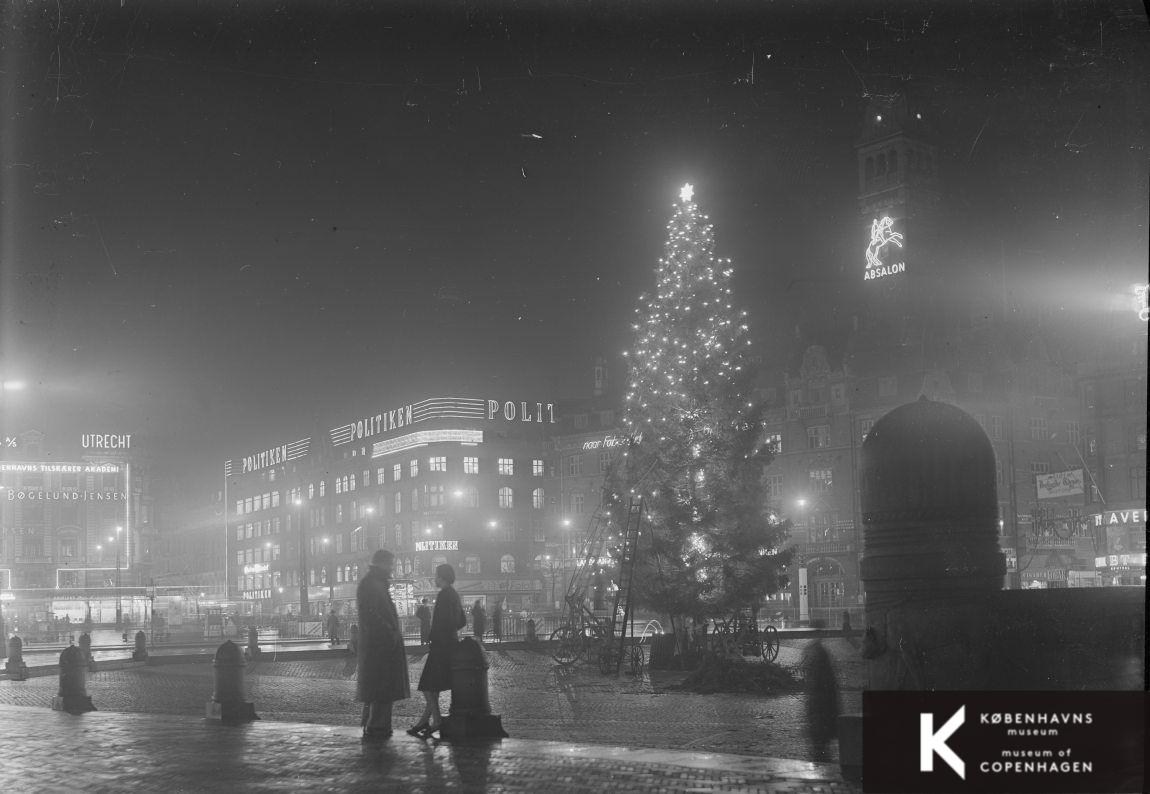 Juletræet på Rådhuspladsen tændes