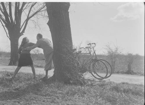 Fotoserie Med Et Forelsket Ungt Par, Der I Det Tidlige Forår Er Ude I ...