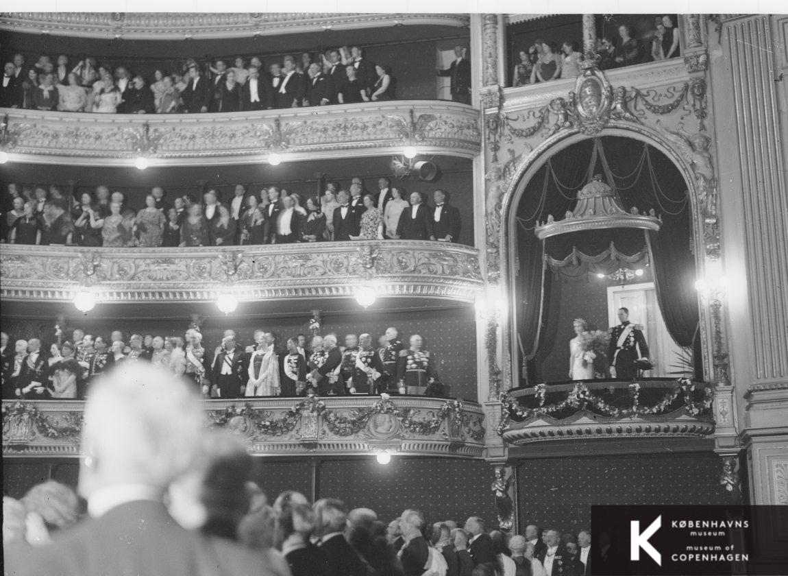 Kig mod kongelogen i Det Kongelige Teater ved festforestillingen