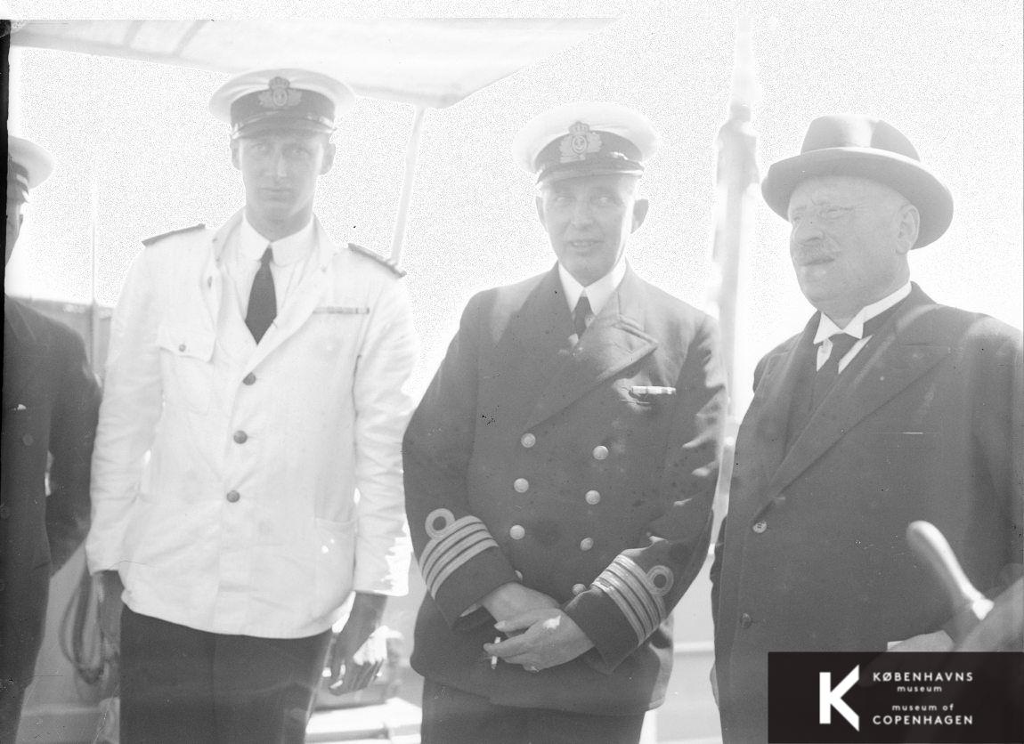 Arveprins Knud på broen med skibsofficerer.