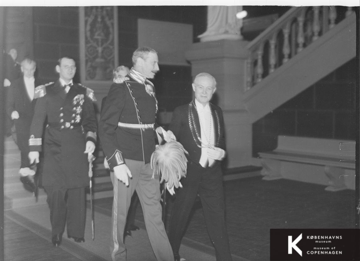 Kong Christian X og Kronprins Frederik med universitets rektor