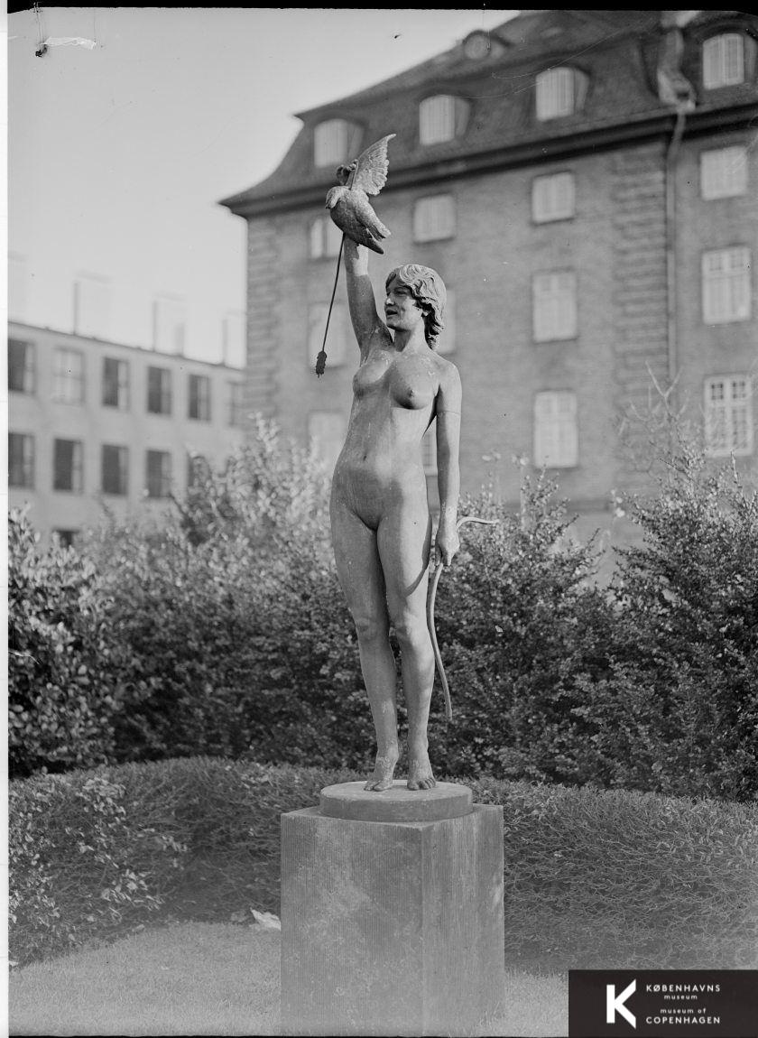 Figur af nøgen kvinde foran Statens Museum for Kunst