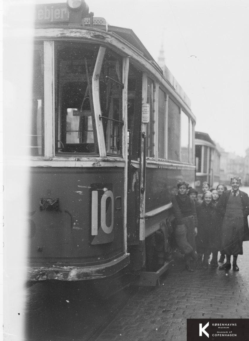 Børn ved sporvogn, linje 10