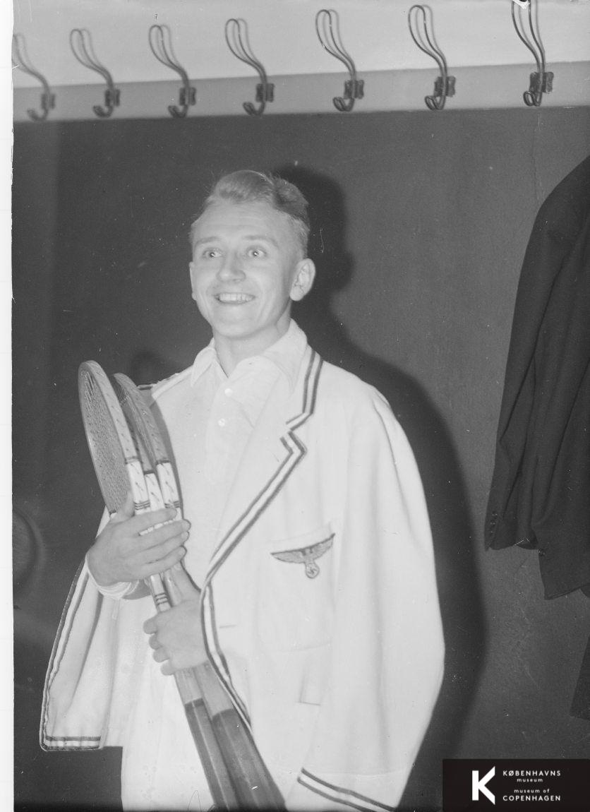 Tysk badmintonspilller med hagekors og ørn på brystlommen