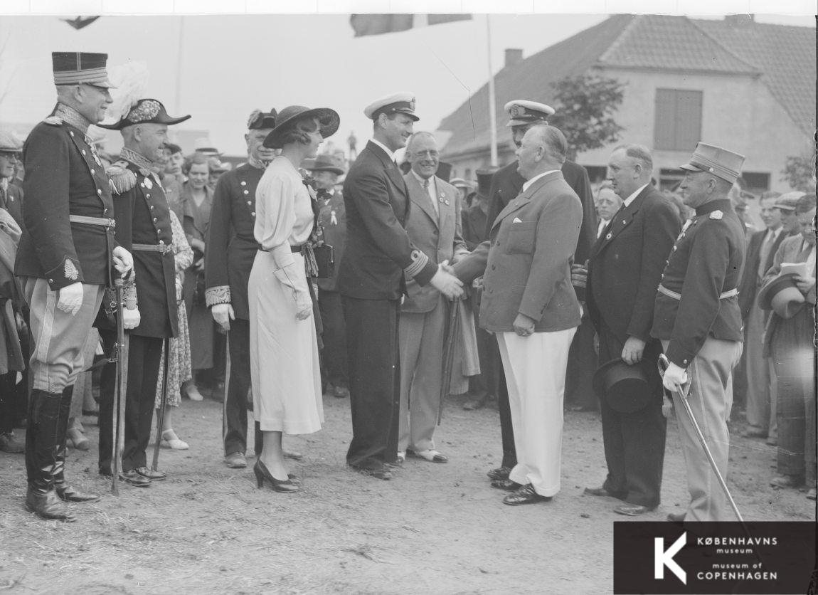 Prinsesse Ingrid og Prins Frederik hilser på militærfolk