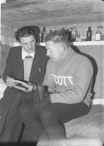Cykelrytteren Willy Falck-Hansen holder pause