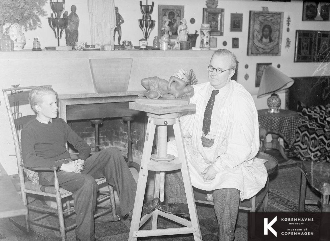 Billedhugger Aksel Einar Utzon-Frank med ung elev