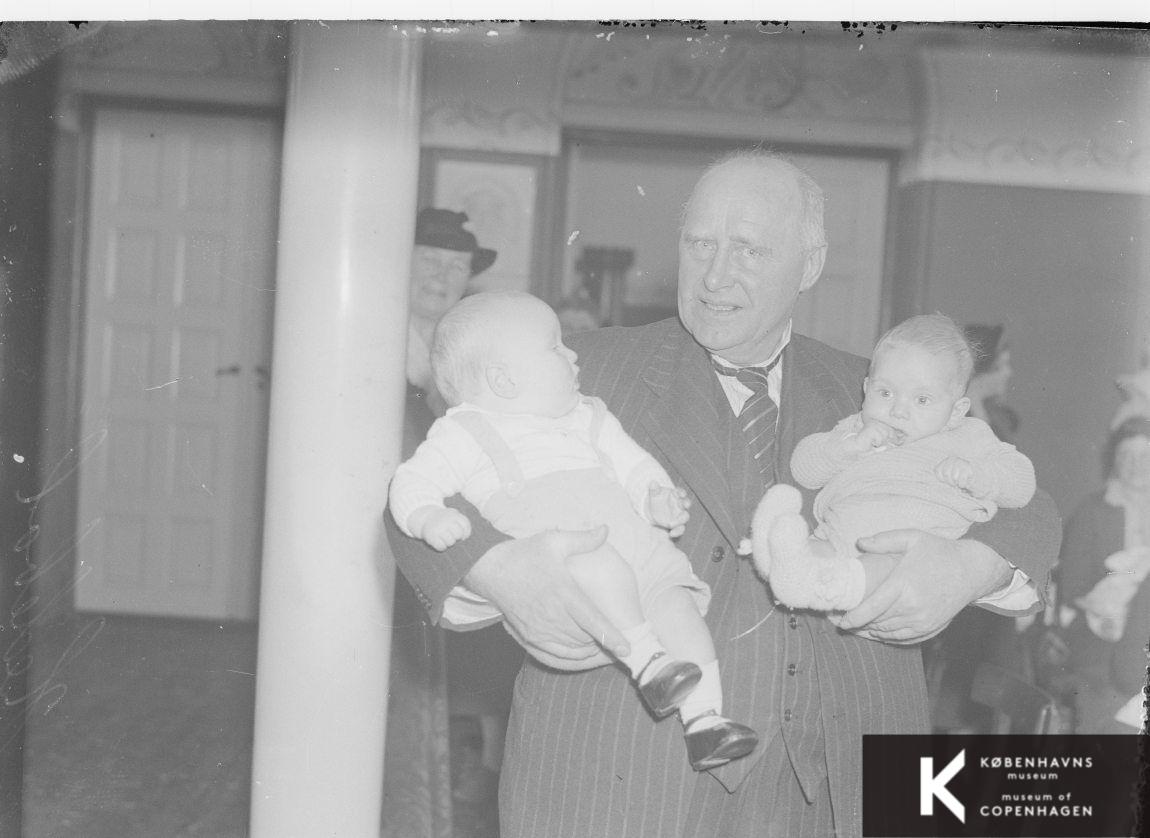 Peder Nielsen Hedebol med to børn