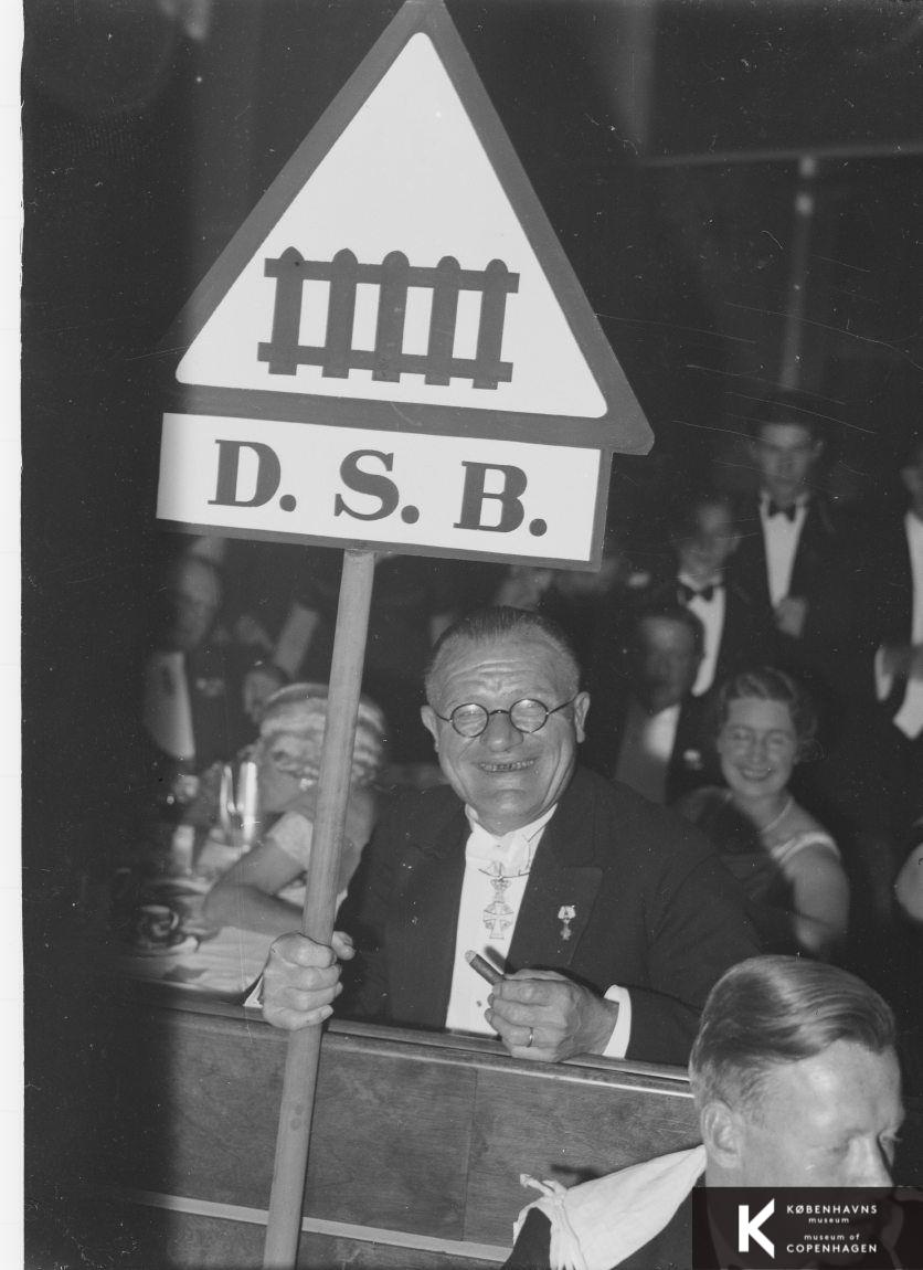 Generaldirektør Peter Knutzen med DSB-skilt til et middagsselskab