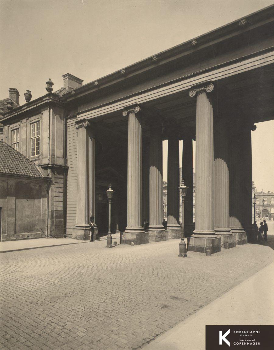 Amalienborg, Kolonnaden set fra Amaliegade