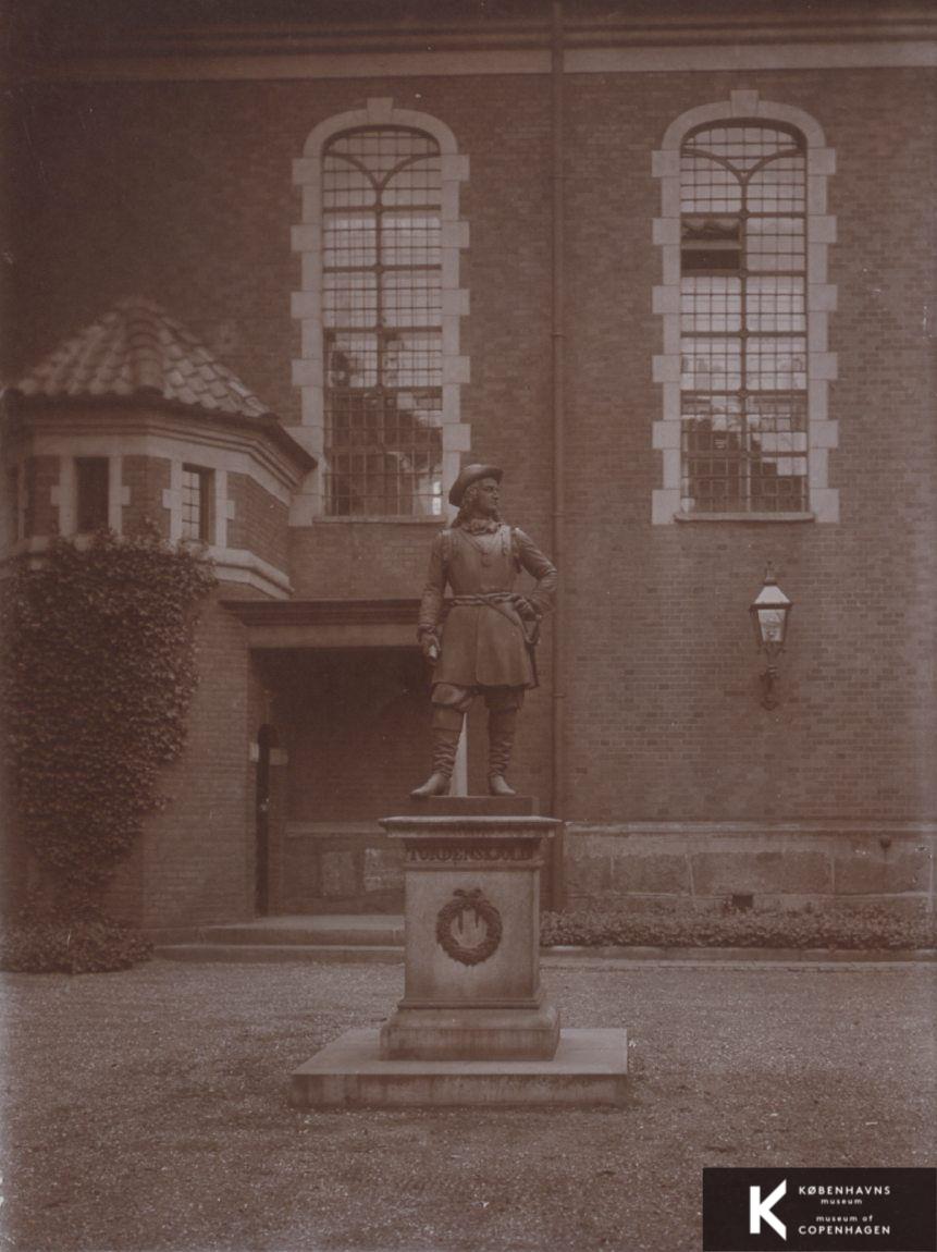 Holmens Kirke, Tordenskjolds statue