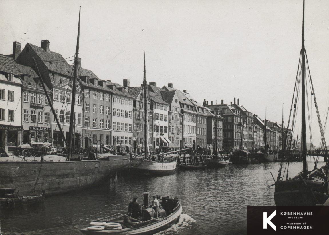 Nyhavn set mod broen og havnen