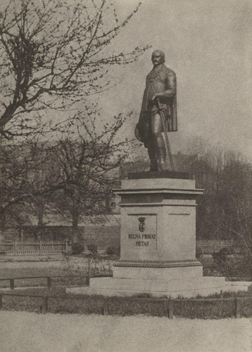 Rosenborg Slot, statue af Christian IV