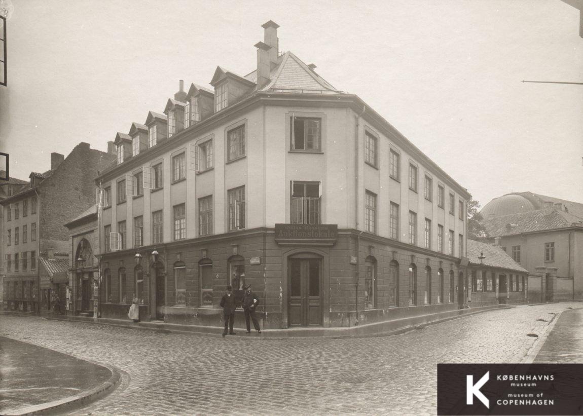 Store Kannikestræde, hjørnet af Lille Kannikestræde