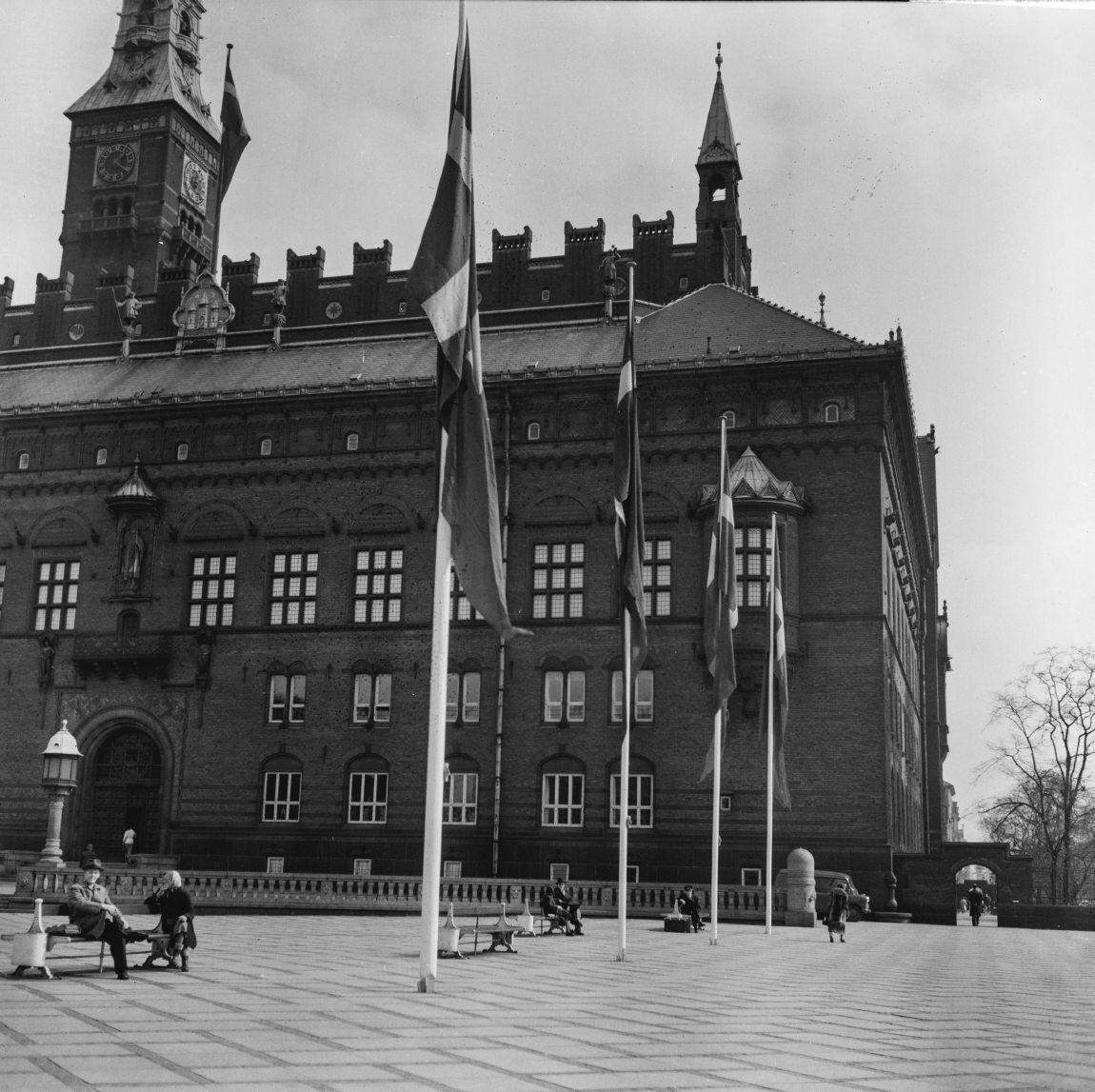 Flag foran Rådhuset