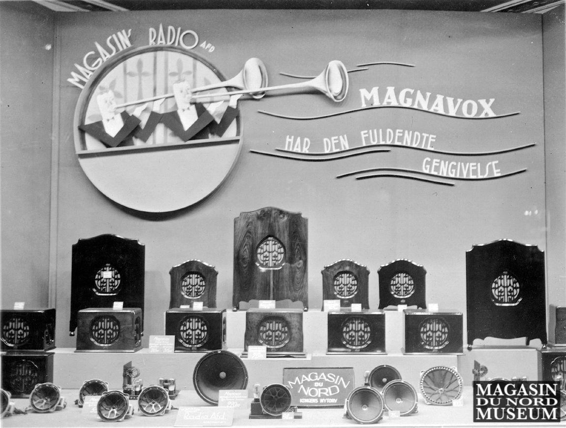 Vinduesudstilling med Magnavox radio
